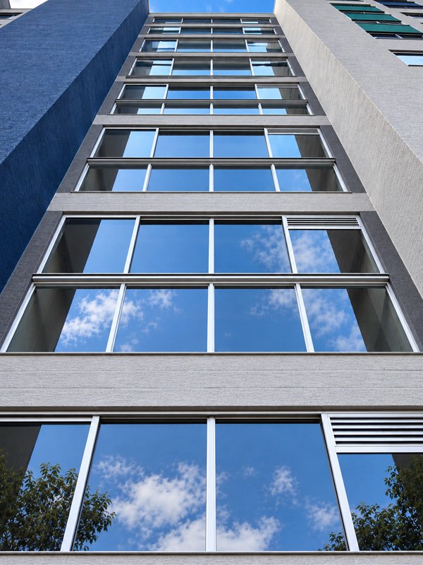 Ventanería en aluminio de una torre de apartamentos vista desde abajo